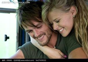 欧美情侣搂脖子图片